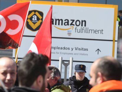 Trabajadores de Amazon frente a la sede de la empresa en San Fernando de Henares en la primera jornada de huelga en Espa&ntilde;a. EFE