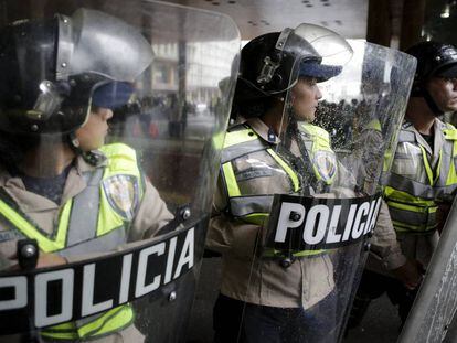 Polic&iacute;a acordona el Consejo Nacional Electoral