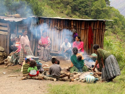 Encuentro familiar en una comunidad maya q’eqchi en Guatemala, un país con gran conflictividad agraria en el que los pueblos originarios se enfrentan a terratenientes y proyectos extractivos.