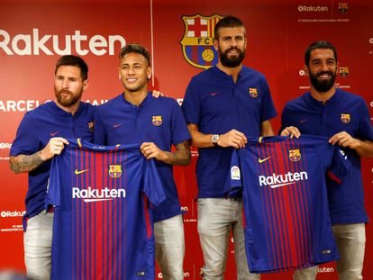 Messi, Neymar, Piqué y Arda, con la nueva camiseta del Barça.