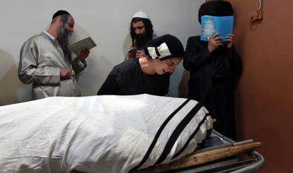 Familiares de un militar israelo-canadiense muerto en el ataque de un palestino en Jerusal&eacute;n lloran junto al cad&aacute;ver.
