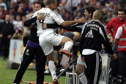 Ronaldo se abraza con César (a la izquierda) y Solari tras el primer gol.