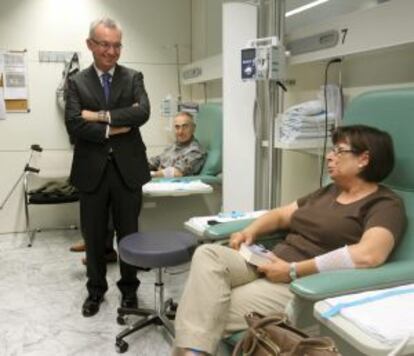 Josep Baselga durante una visita a la Unidad de Investigación de Terapia Molecular del Cáncer del Hospital del Vall d'Hebron.