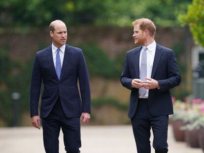 Guillermo y Enrique de Inglaterra, duques de Cambridge y Sussex, caminan juntos para desvelar una estatua de su madre, Diana de Gales, el 1 de julio de 2021 en Londres.