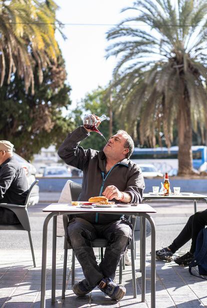 ‘Vi i llimonà’ (vino con gaseosa) es la bebida clásica del ‘esmorzaret’, pero hay variaciones tanto en el contenido como en la forma de tomarla. En algunos casos se mantiene la tradición de beber en porrón, como este comensal a mitad de su almuerzo en La Pasquala. 