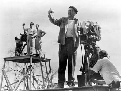 El cineasta Roberto Gavaldón, en un rodaje.