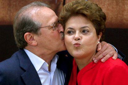 El ex ministro de Trabajo, Tarso Genro, ganador en los comicios del Estado de Río Grande do Sul, besa a Dilma Rousseff.