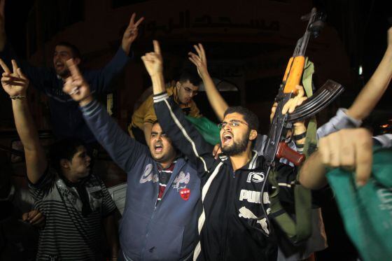 Palestinos celebran el alto el fuego en Gaza.