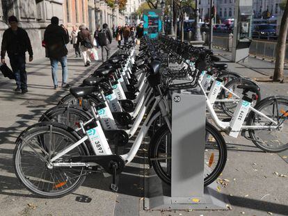 Estación de BiciMad en la calle Alcalá, cerca de la plaza de Cibeles. 