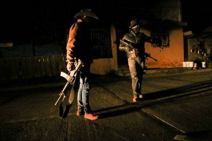Vigilantes locales en San Juan Nuevo (Michoacán), que se organizaron después de un asesinato presuntamente realizado por La Familia Michoacana, en enero de 2018.