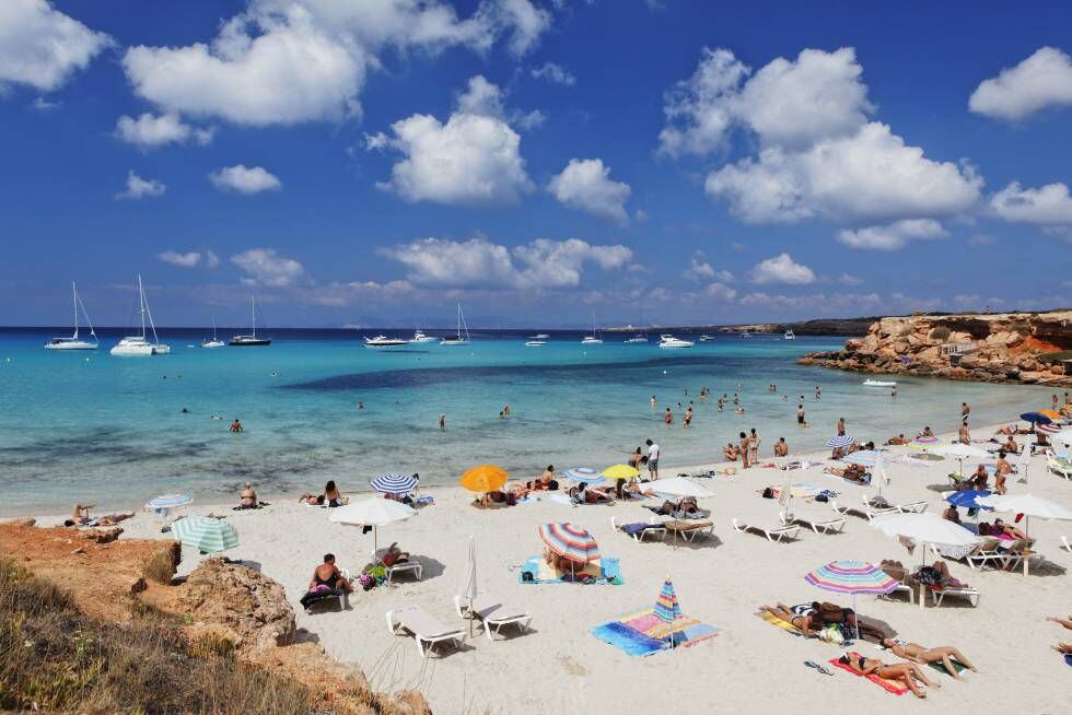 Bañistas en cala Saona, en la isla de Formentera.