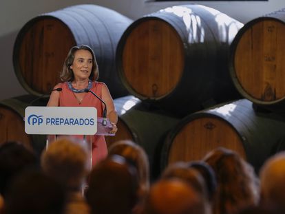 La secretaria general del PP, Cuca Gamarra, durante su intervención en un acto en una bodega en Jerez de la Frontera (Cádiz) este jueves.