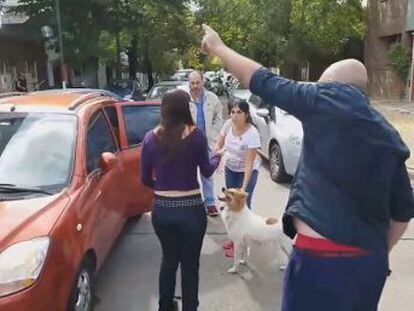 Varios vecinos de La Plata, en Argentina, obligaron a los dueños de la mascota a recoger al animal, que perseguía su vehículo
