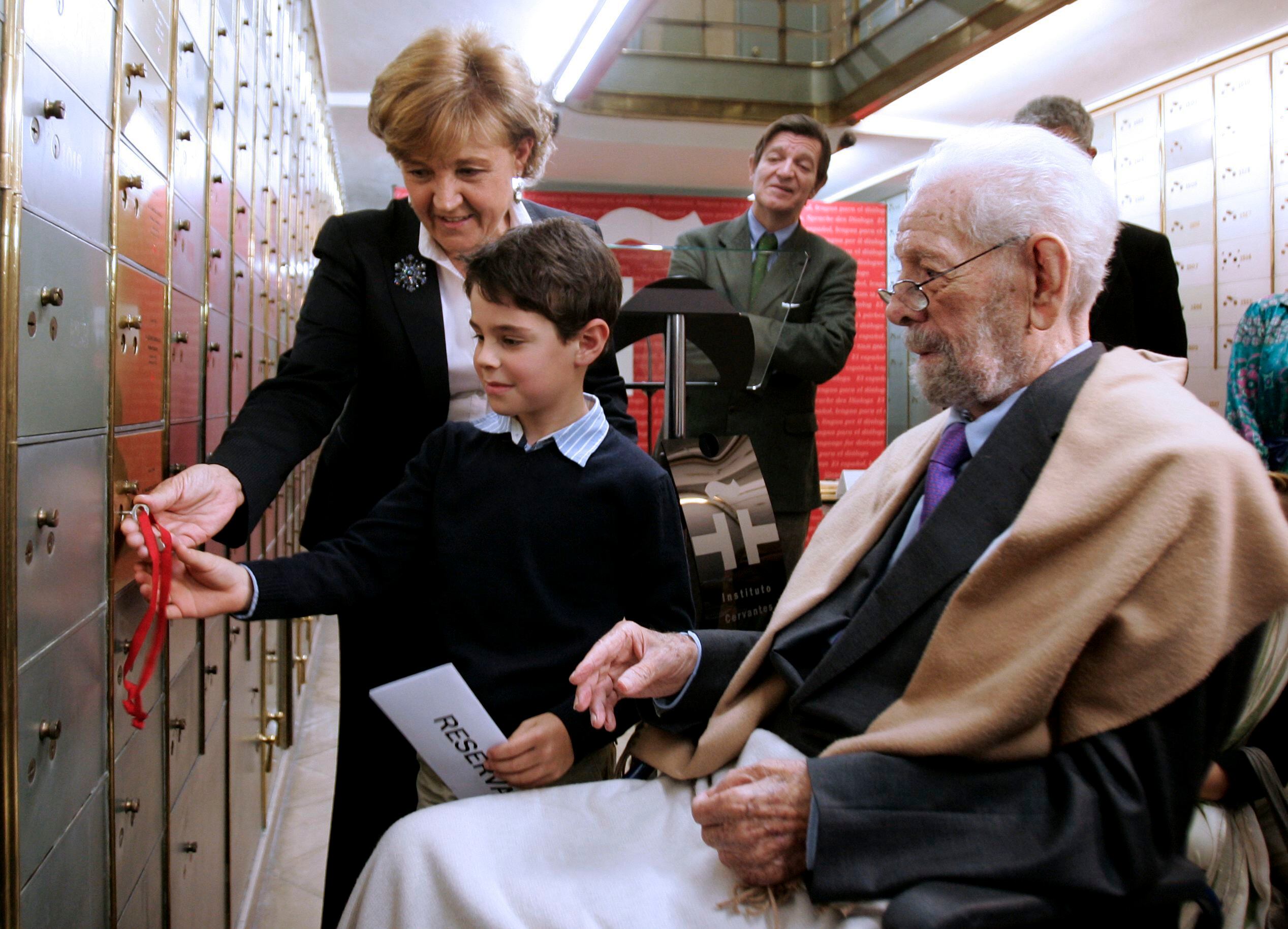 El cineasta Luis García Berlanga, junto a su nieto y a la directora del Instituto Cervantes, Carmen Caffarel, durante el acto de entrega de su legado a la Caja de las Letras, en 2008.