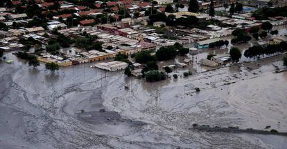 El pueblo de Volcán en Jujuy (Argentina), cubierto por el barro tras la tormenta.
