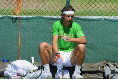 Rafael Nadal, en un momento de descanso durante el entrenamiento de ayer en Wimbledon.