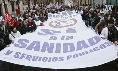 Protesta de trabajadores y pacientes contra los recortes del sistema sanitario en Madrid en 2012.