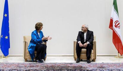 La jefa de la diplomacia de la UE, Catherine Ashton, y el ministro de Exteriores iraní, Javad Zarif, durante las conversaciones celebradas en Ginebra en octubre del pasado año.