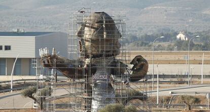 Aeropuerto de Castellón, con el montaje de la escultura en honor a Carlos Fabra en primer término.