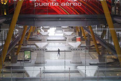 Un hombre camina en por uno de los pasillos vacíos de las cintas de equipaje del aeropuerto de Barajas en la terminal T4, durante la primera jornada de huelga de los trabajadores de Iberia el pasado septiembre.