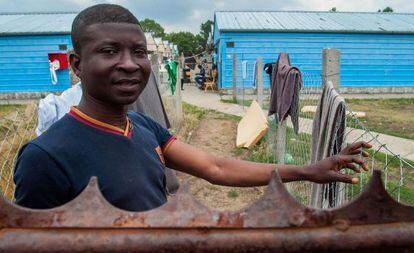 Un joven subsahariano frente a un barracón para refugiados en la ciudad húngara de Debrecen.