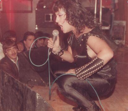 Actuación de Azucena en la cárcel madrileña de Caranbanchel en 1985. / Archivo Bernado Ballester