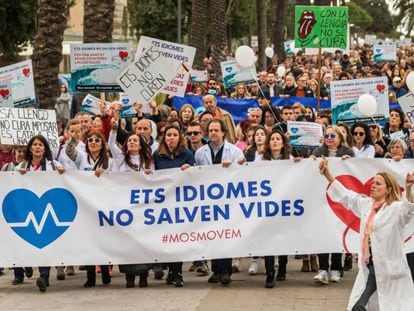 Manifestación contra el decreto del uso del catalán en la sanidad balear, en febrero de 2018. En vídeo, Pablo Casado propone una ley de la lengua.