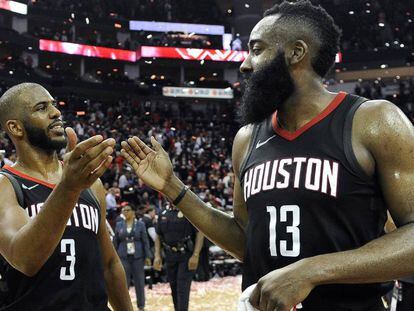 Paul y Harden se felicitan por el pase a la final del Oeste.