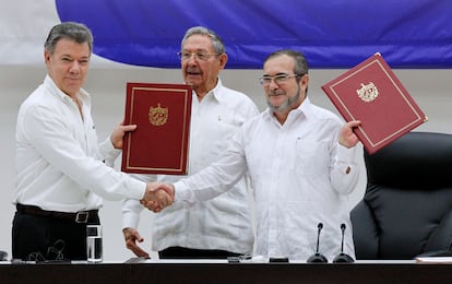 Juan Manuel Santos y Timoleón Jimenez 'Timonchenko' se dan la mano se dan la mano durante la ceremonia para firmar el alto al fuego, el 23 de junio de 2016, en La Habana.