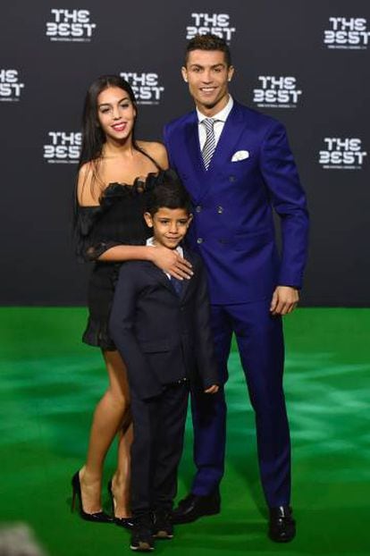 Cristiano Ronaldo, con su hijo y Georgina Rodríguez.