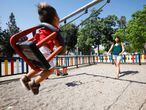 Una niña juega en uno de los 180 parques infantiles que el Ayuntamiento de Córdoba. 