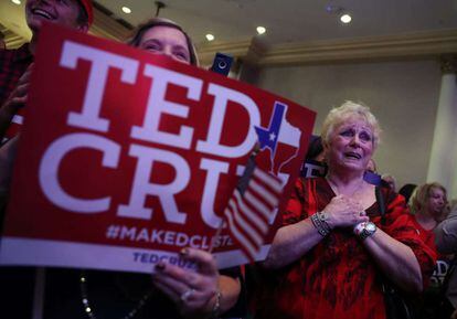 Una mujer se emociona con la victoria del republicano Ted Cruz en Houston (Texas).