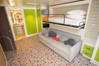 Dormitorio individual, con baño integrado, de la 'family suite'.