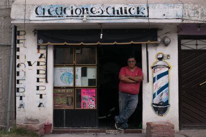 Carlos Guzmán, en la puerta de su barbería en Golondrinas.