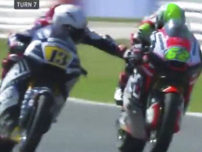 Momento en el que Fenati toca el freno de Manzi.