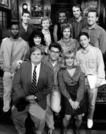 Phil Hartman (última fila a la derecha) con el equipo de 'Saturday Night Live' en la temporada 18 (1992-1993).