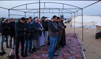 Un grupo de palestinos musulmanes, en la hora del rezo mientras levantan unas de las carpas en la Franja de Gaza el 29 de marzo de 2018.