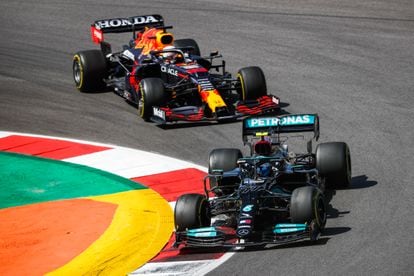 Bottas, con su Mercedes, delante del Red Bull de Verstappen durante el Gran Premio de Portimao.