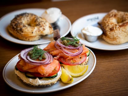 Bagel con queso crema, salmón ahumado, tomate, pepino, cebolla y eneldo, de Mazal bagels.