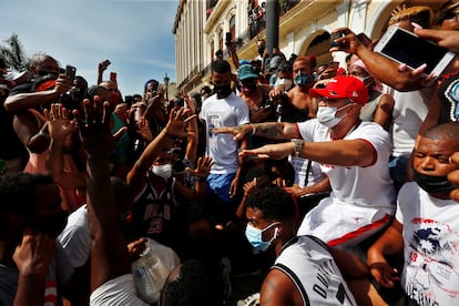 El Cantante y compositor cubano Yomil(i), conversa con los manifestante frente al capitolio de Cuba, en La Habana, el 11 de julio.