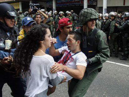 Un estudiante es retirado, en febrero pasado, al resultar herido durante una protesta en Venezuela.