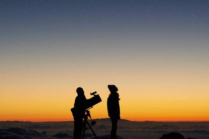 Observación de estrellas durante la excursión que organiza Volcano Teide por el parque nacional del Teide (Tenerife).