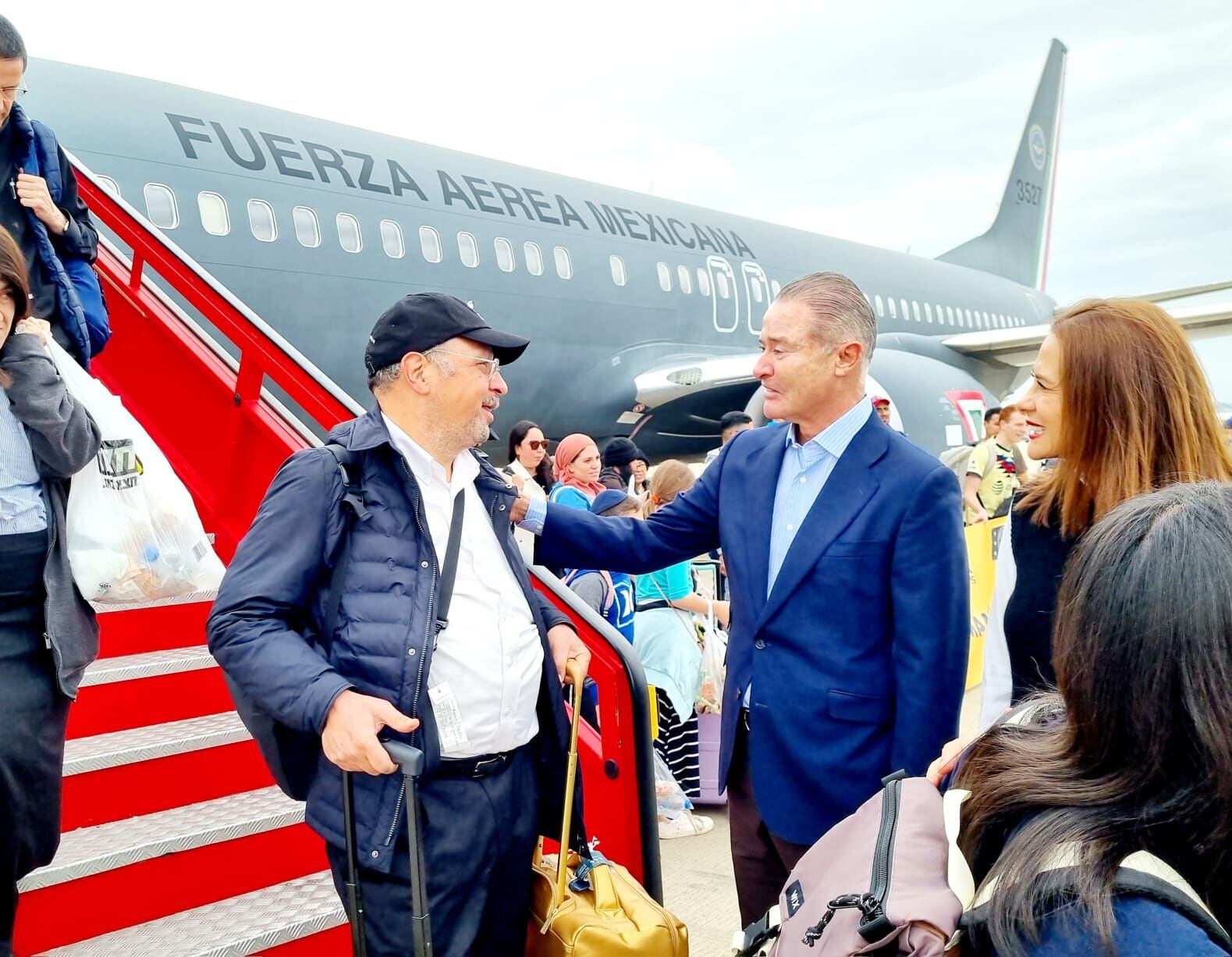 El embajador de México en España, Quirino Ordaz, recibe a mexicanos provenientes de Israel, en Madrid.