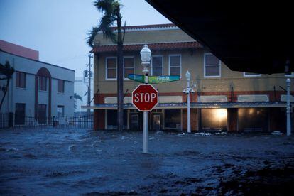 Una calle inundada en el centro de Fort Myers, al suroeste de la península de Florida. Los gobernadores de Carolina del Sur, Carolina del Norte y Virginia han declarado el estado de emergencia en previsión de la llegada del huracán en los próximos días.