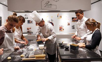 Clase de pastelería en la École Ecole de Cuisine Lenôtre de París.