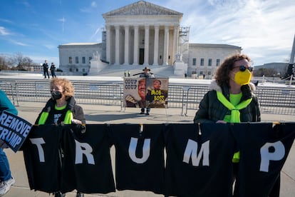 Protesta a las puertas del Supremo el pasado 8 de febrero, día en el que el tribunal escuchó los argumentos en el caso de la inhabilitación de Trump en Colorado.