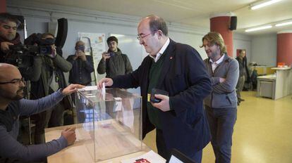 El secretario del PSC, Miquel Iceta, vota para validar el acuerdo entre PSOE y Unidas Podemos. 