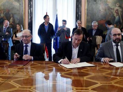 El ministro de Hacienda, Cristobal Montoro, firma con los agentes sociales el pacto por el empleo p&uacute;blico.