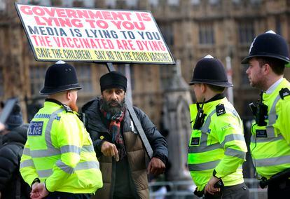 Un antivacunas habla con un grupo de policías el pasado 17 de febrero en Londres, Inglaterra.