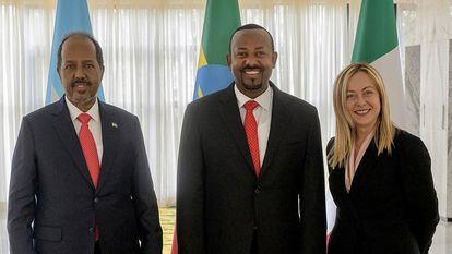 La primera ministra italiana, Giorgia Meloni, junto al presidente de Somalia, Hassan Sheikh Mohamud, y al primer ministro de Etiopía, Abiy Ahmed, el sábado 15 de abril en Addis Abeba (Etiopía).